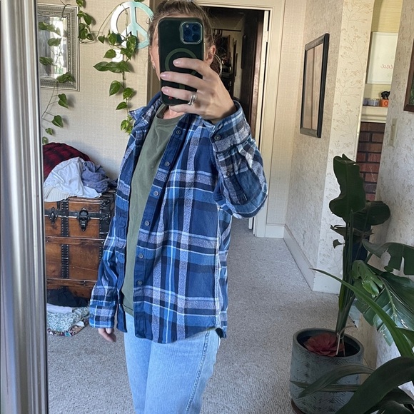 American Eagle Outfitters Navy and White Plaid Flannel Shirt - Picture 8 of 13